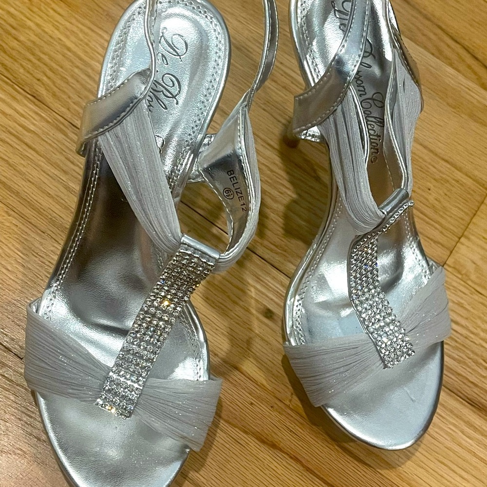 Brand New - Never Worn Silver Heels ✨Belize De Blossom Collection *Size 6 1/2
